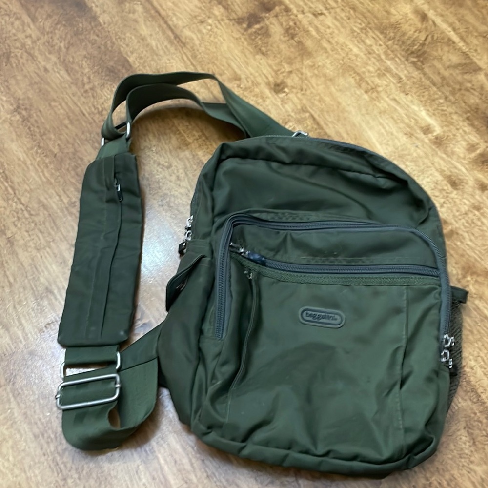 Baggalini cross body bag